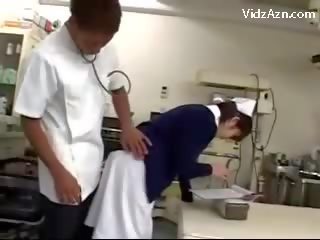 看護師 受け 彼女の プッシー こすり バイ specialist と 2 看護師 アット ザ· surgery