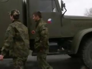 مارس الجنس إلى الحمار بواسطة عسكري وخزة
