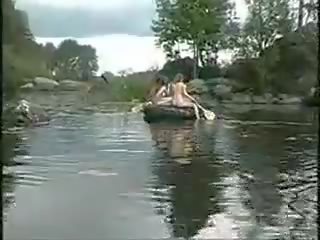 Drie ongelooflijk meisjes naakt meisjes in de oerwoud op boot voor prik hunt