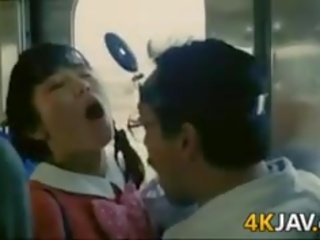 Miúda fica apalpada em um comboio