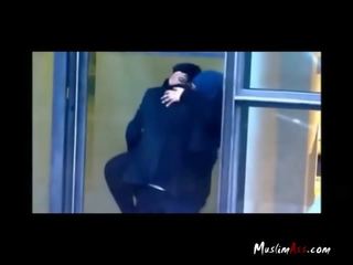 Hijab guru menangkap parking oleh spycam