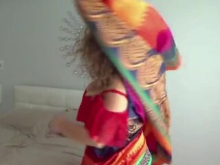 Деси индийски червен saree леля съблечен част - 1: hd порно 93